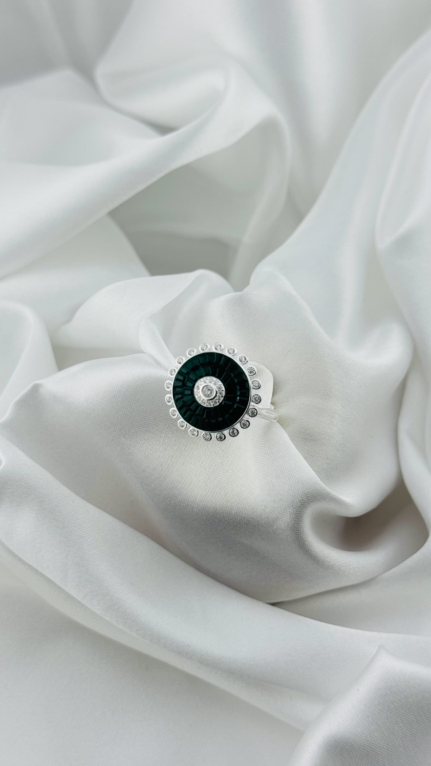Anillo con diseño circular verde en plata italiana 925