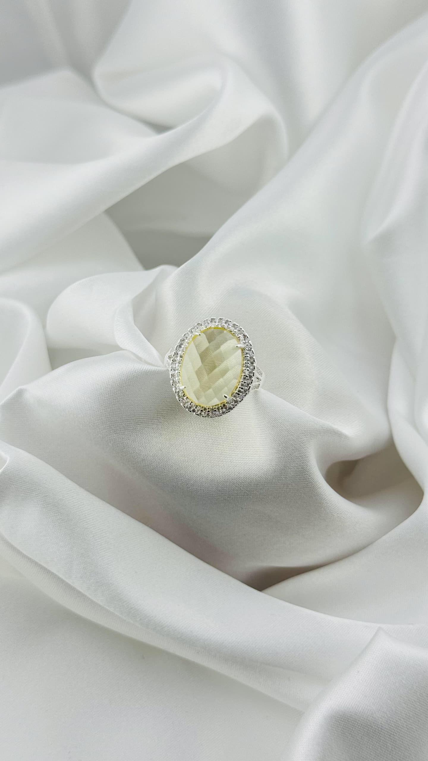 Anillo con piedra amarilla en plata italiana 925