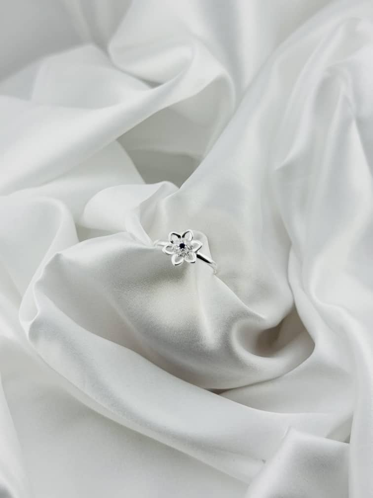 Anillo flor con detalle azul en plata italiana 925