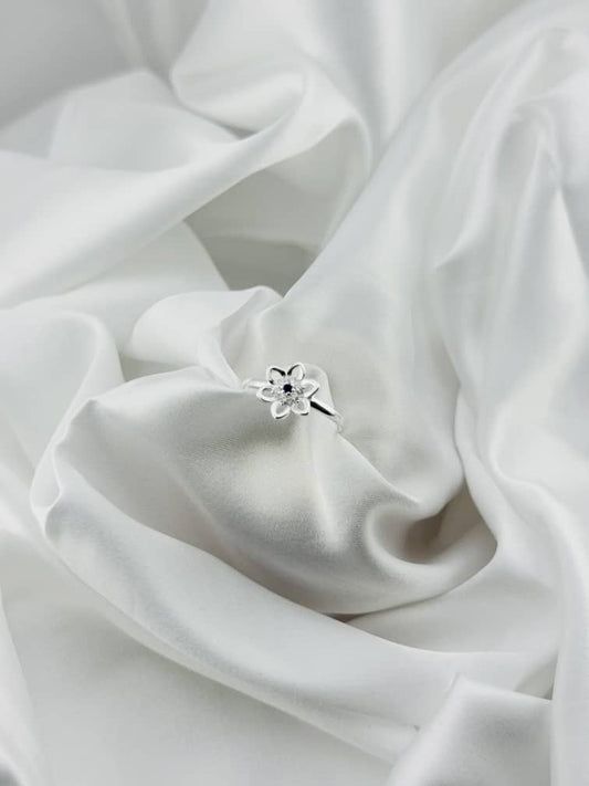 Anillo flor con detalle azul en plata italiana 925