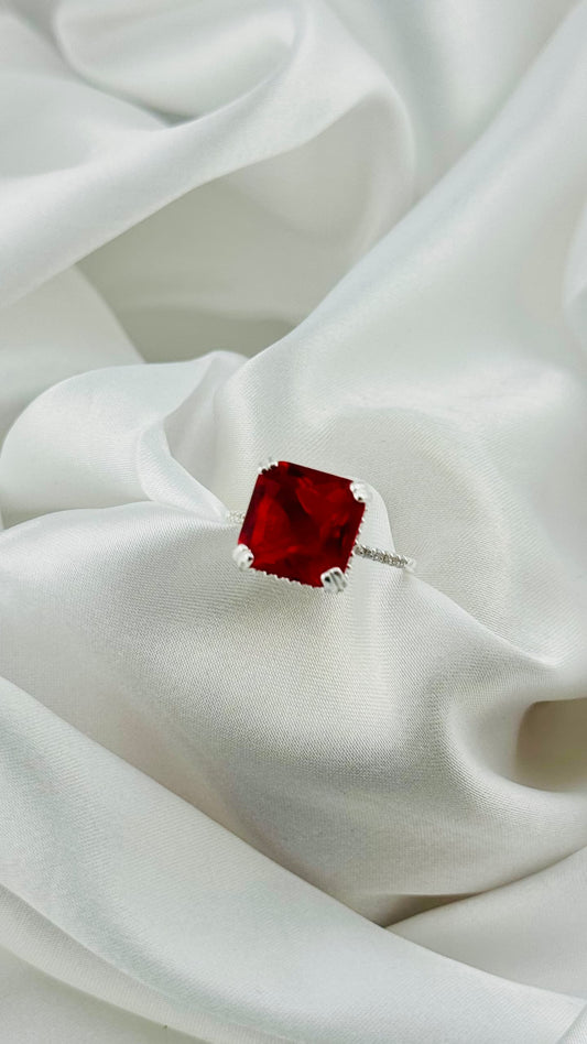 Anillo con piedra roja en plata italiana 925