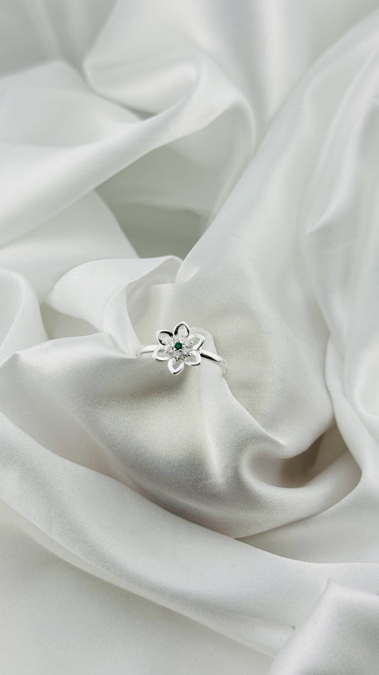 Anillo flor con detalle verde en plata italiana 925