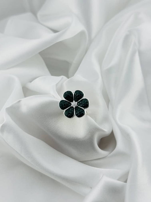 Anillo flor pétalos oscuros en plata italiana 925