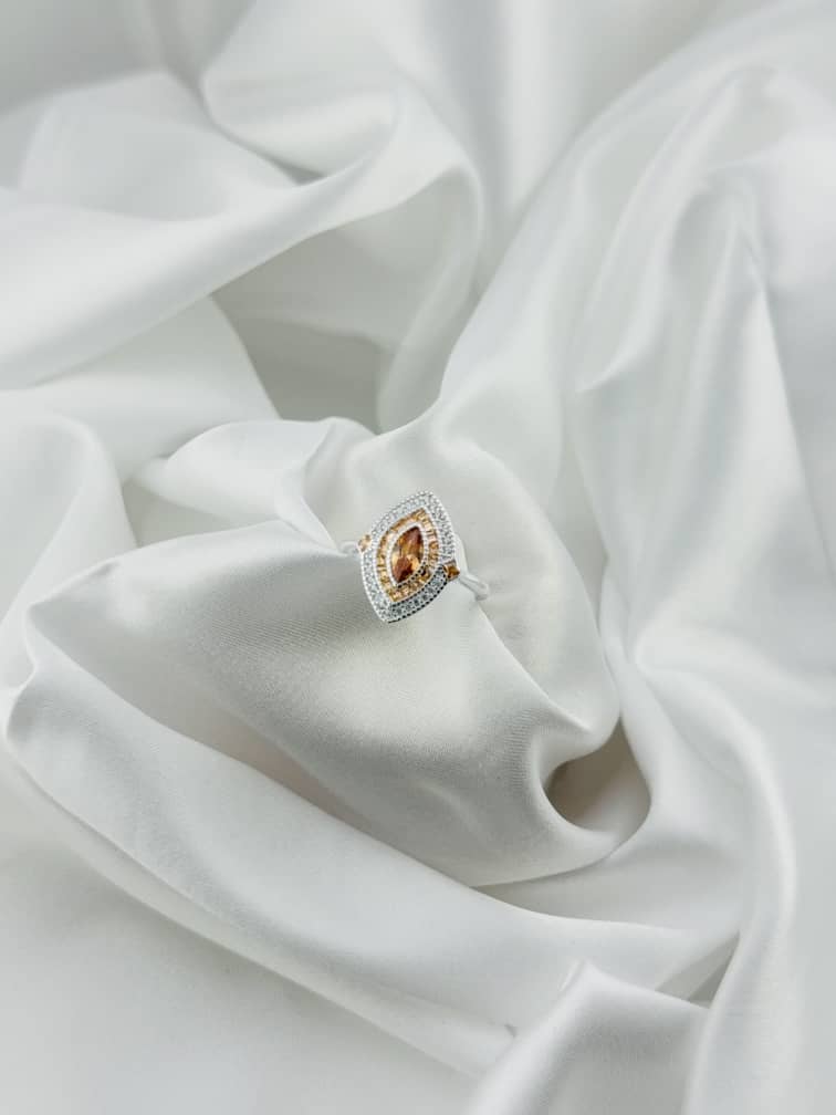 Anillo ojo champagne en plata italiana 925 con circonias