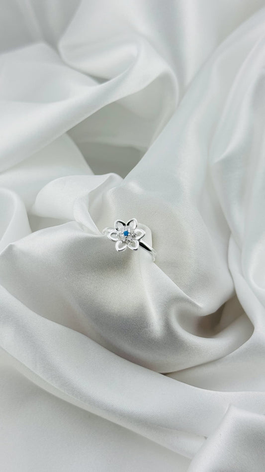 Anillo flor con detalle azul en plata italiana 925