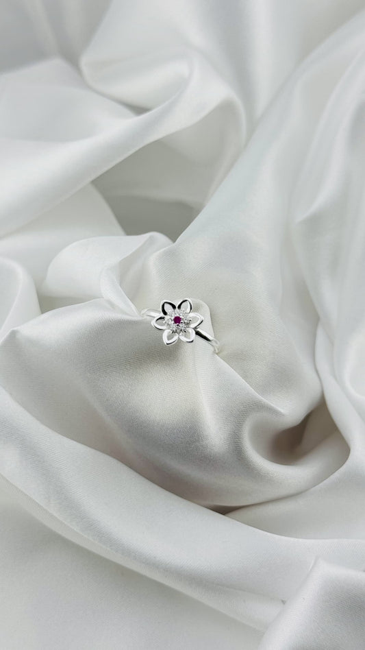 Anillo flor con detalle rojo en plata italiana 925