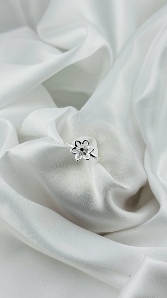 Anillo flor con detalle negro en plata italiana 925
