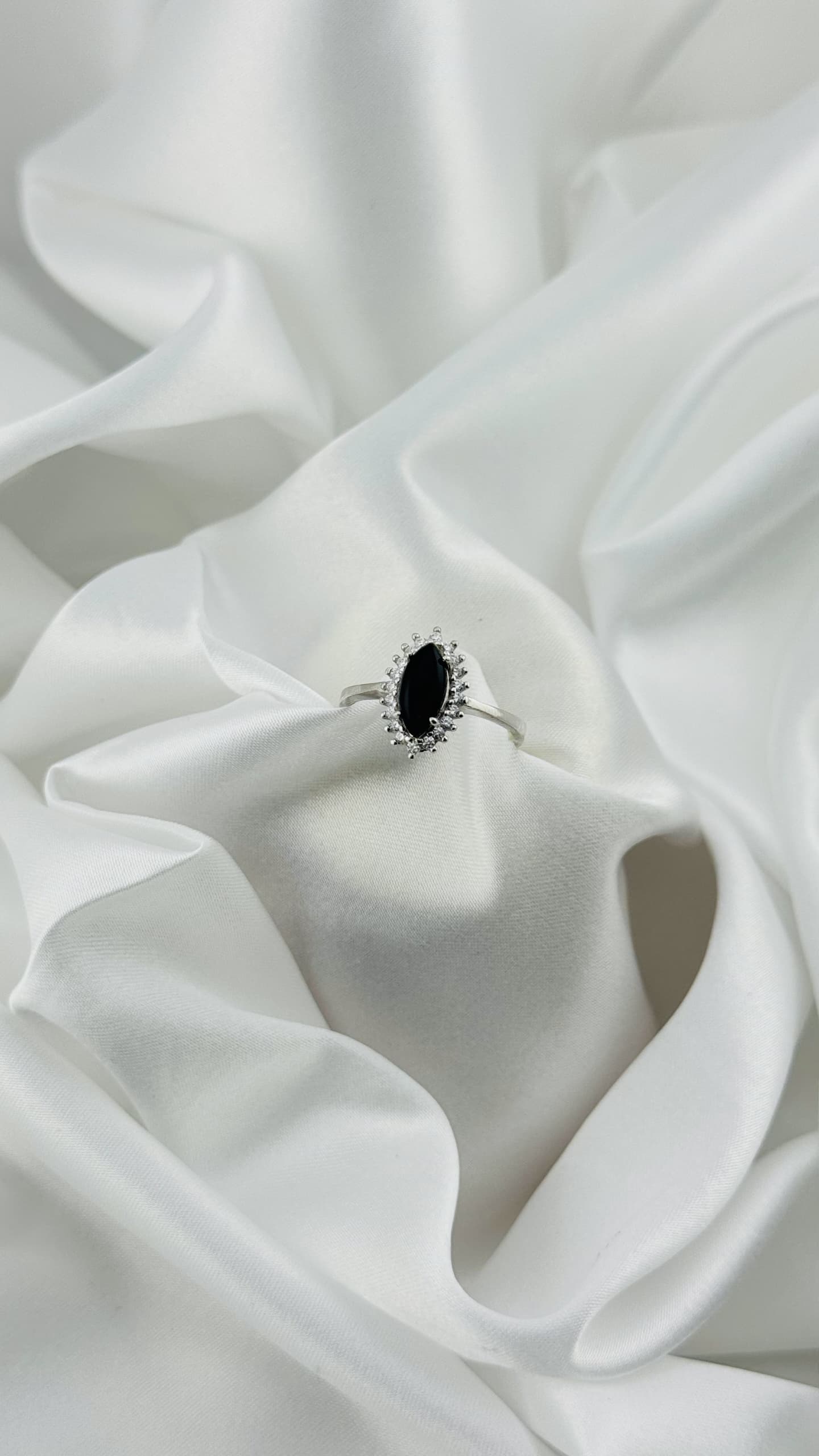 Anillo de plata italiana 925 con circonia negra corte marquise