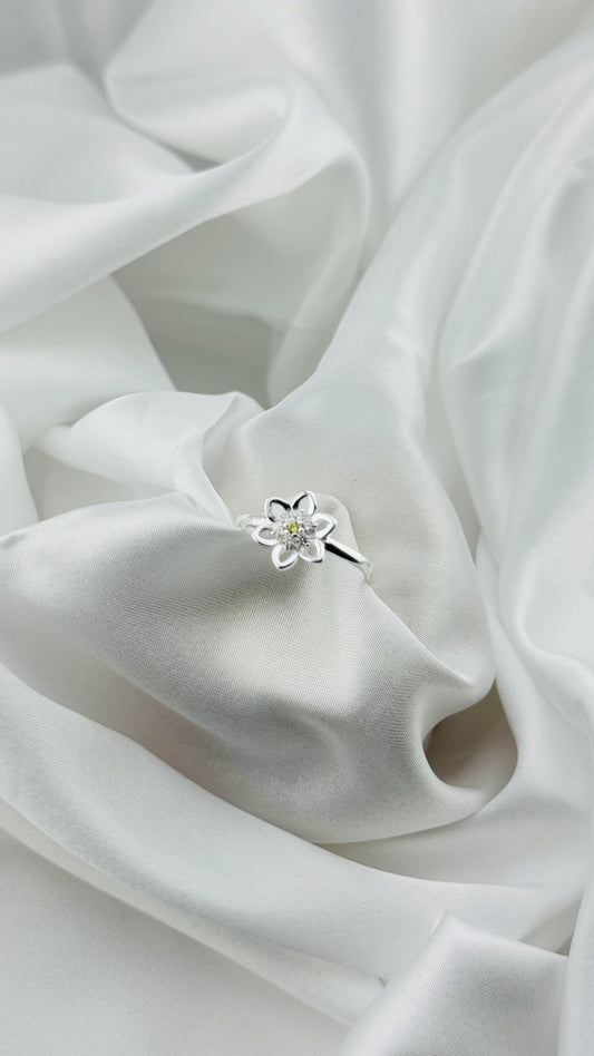 Anillo flor con detalle amarillo en plata italiana 925