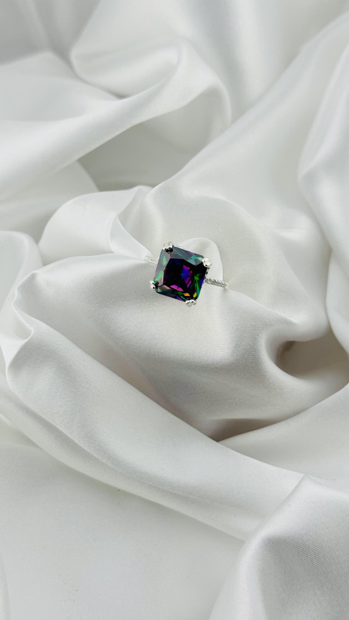 Anillo con piedra cuadrada multicolor en plata italiana 925