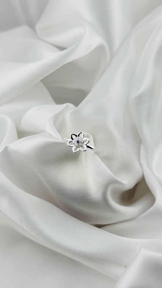 Anillo flor con detalle lila en plata italiana 925