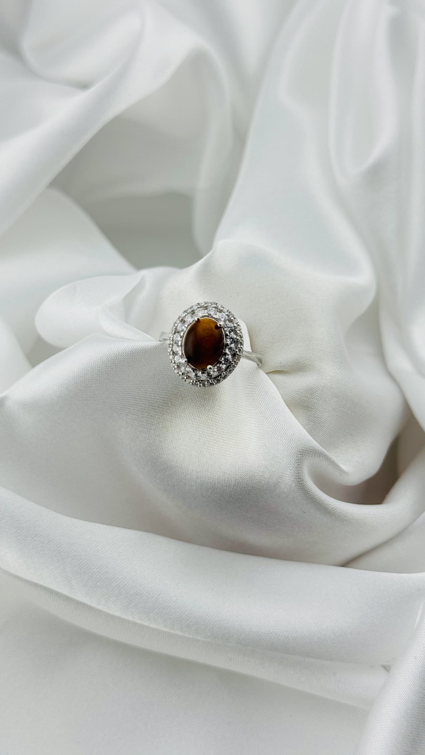 Anillo en plata italiana 925 con ojo de tigre y circonias