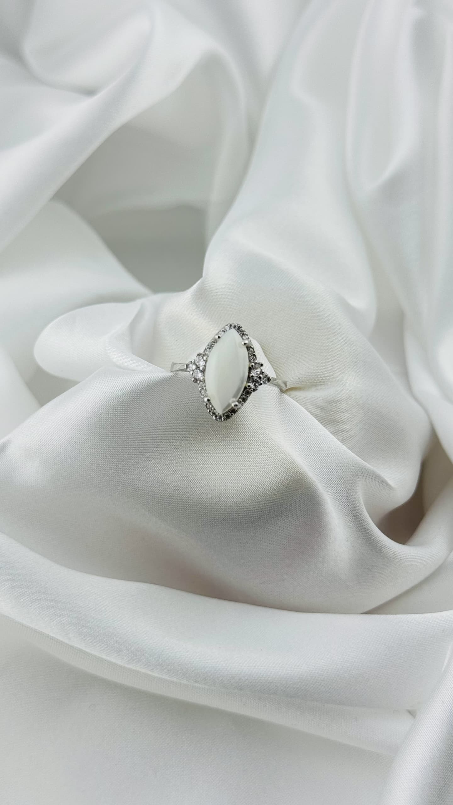 Anillo en plata italiana 925 con nácar y circonias