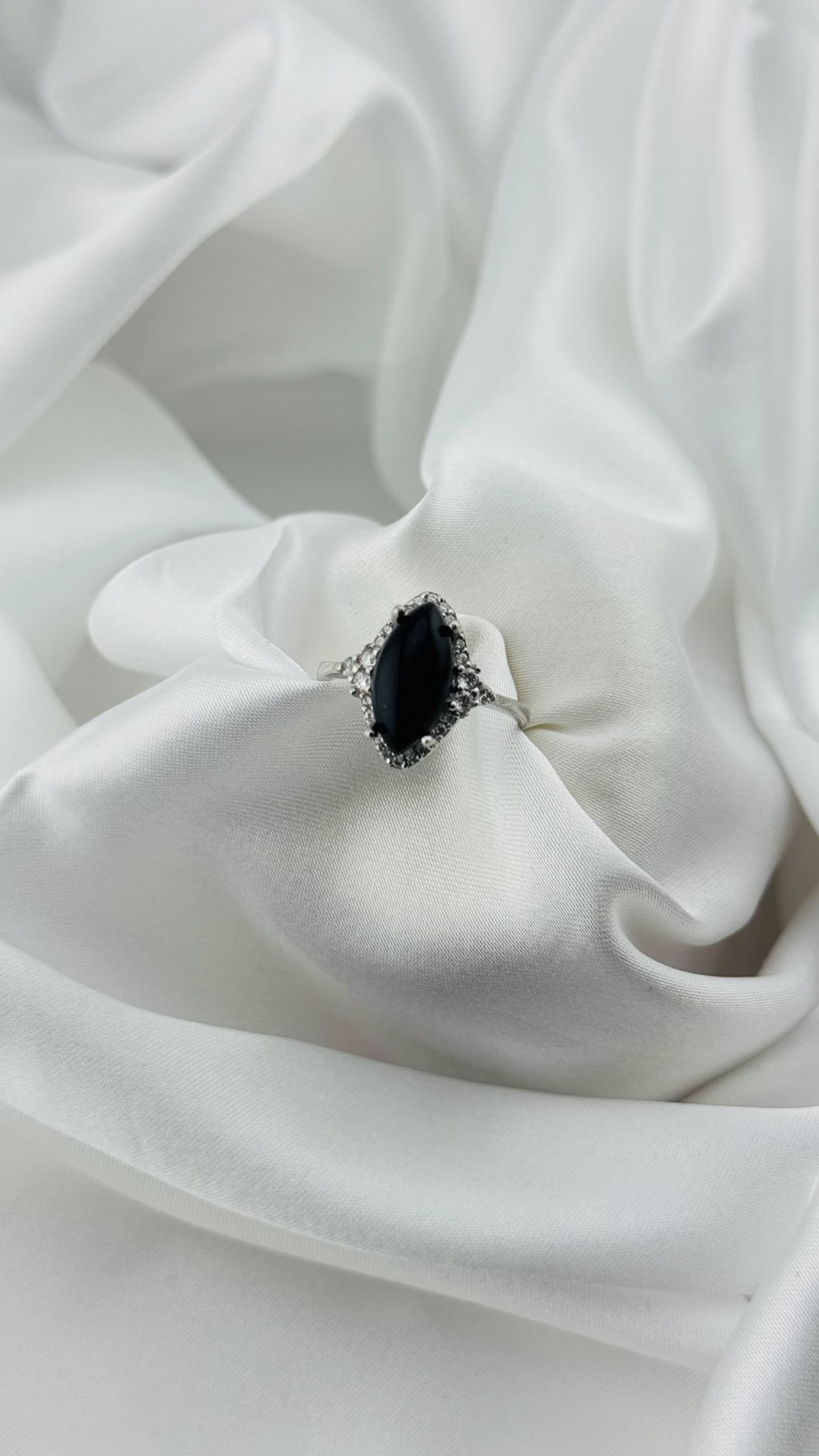 Anillo en plata italiana 925 con ónix negro y circonias
