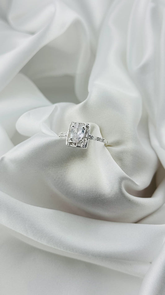 Anillo en plata italiana 925 con circonia central rectangular