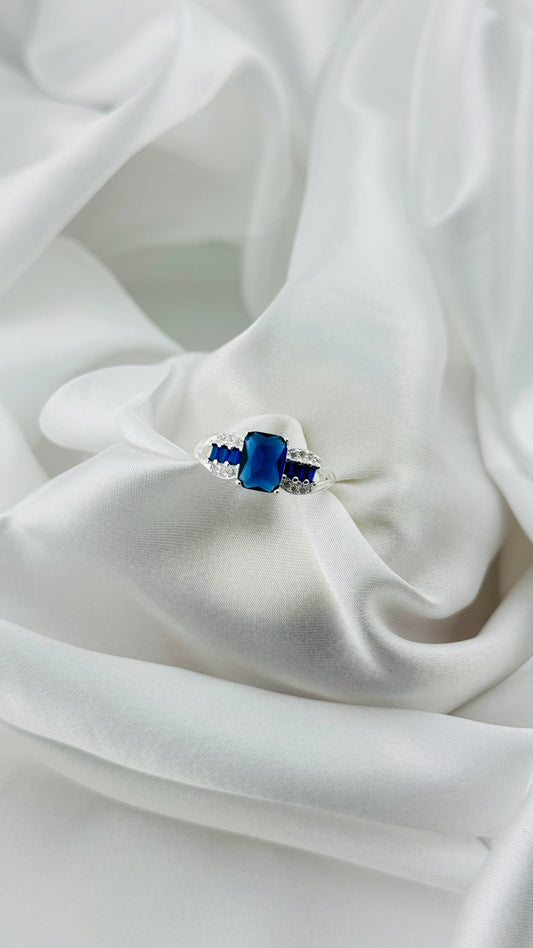Anillo en plata italiana 925 con circonia azul rectangular