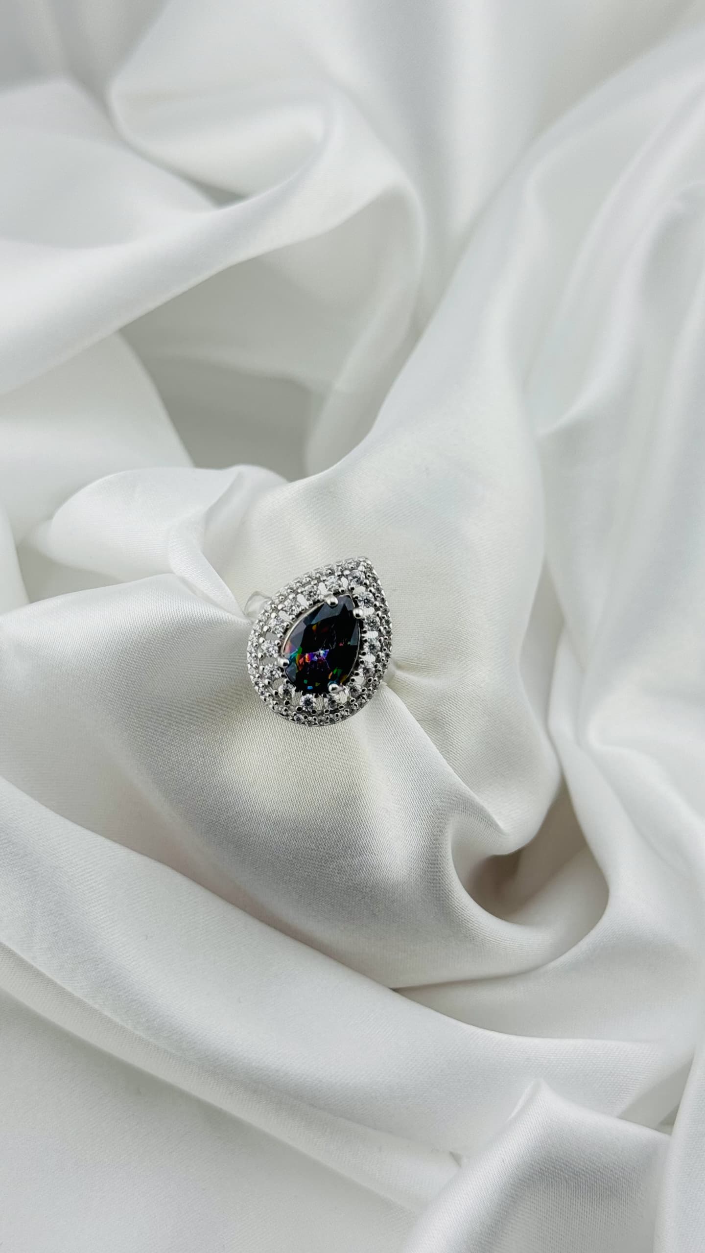 Anillo lágrima negro tornasol con doble halo en plata italiana 925