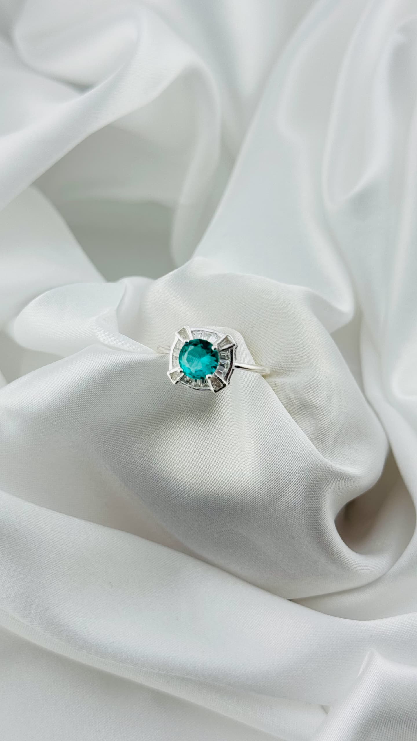 Anillo de lujo con circonia verde esmeralda en plata italiana 925