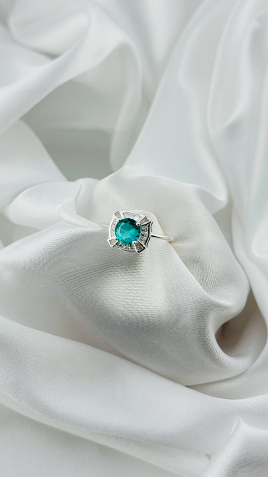Anillo de lujo con circonia verde esmeralda en plata italiana 925