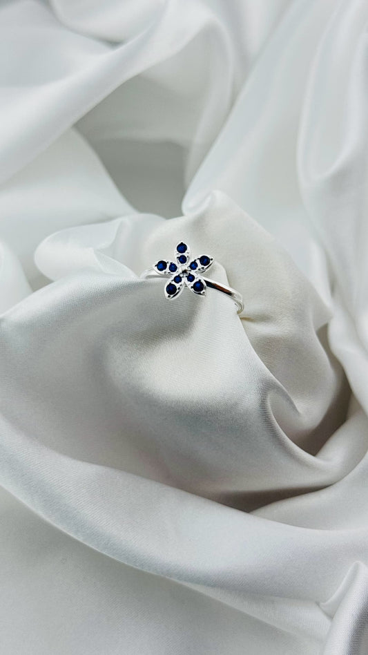Anillo en plata italiana 925 con diseño floral y cristales azul zafiro