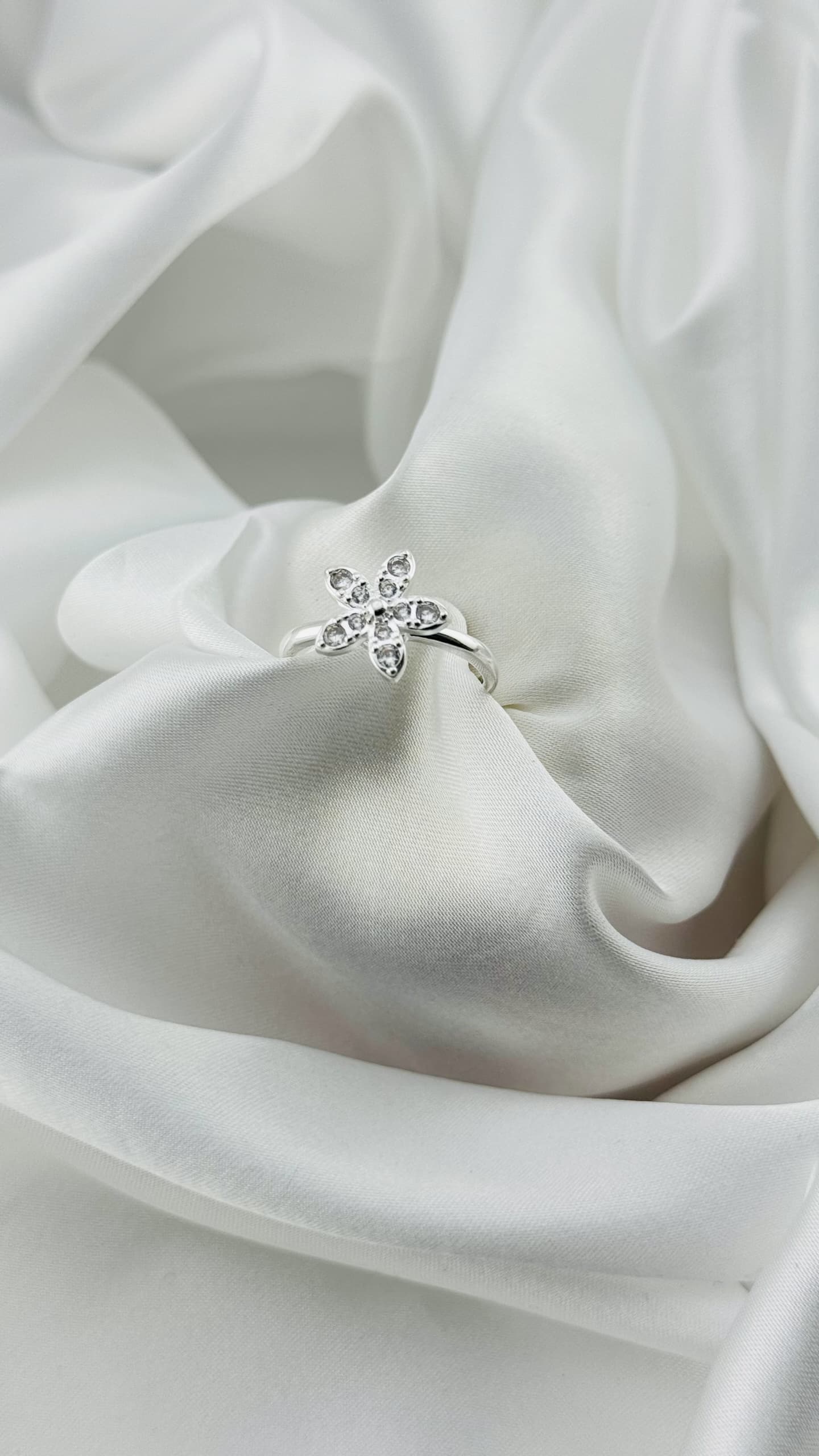 Anillo en plata italiana 925 con diseño de flor