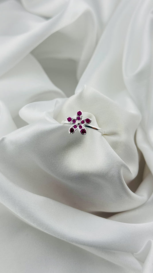Anillo en plata italiana 925 con diseño floral y cristales rubí