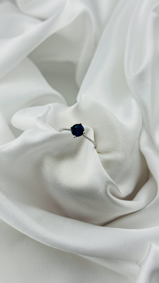 Anillo solitario con piedra azul en plata italiana 925