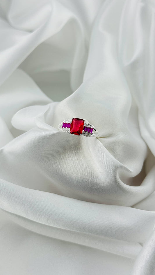 Anillo en plata italiana 925 con circonia roja rectangular