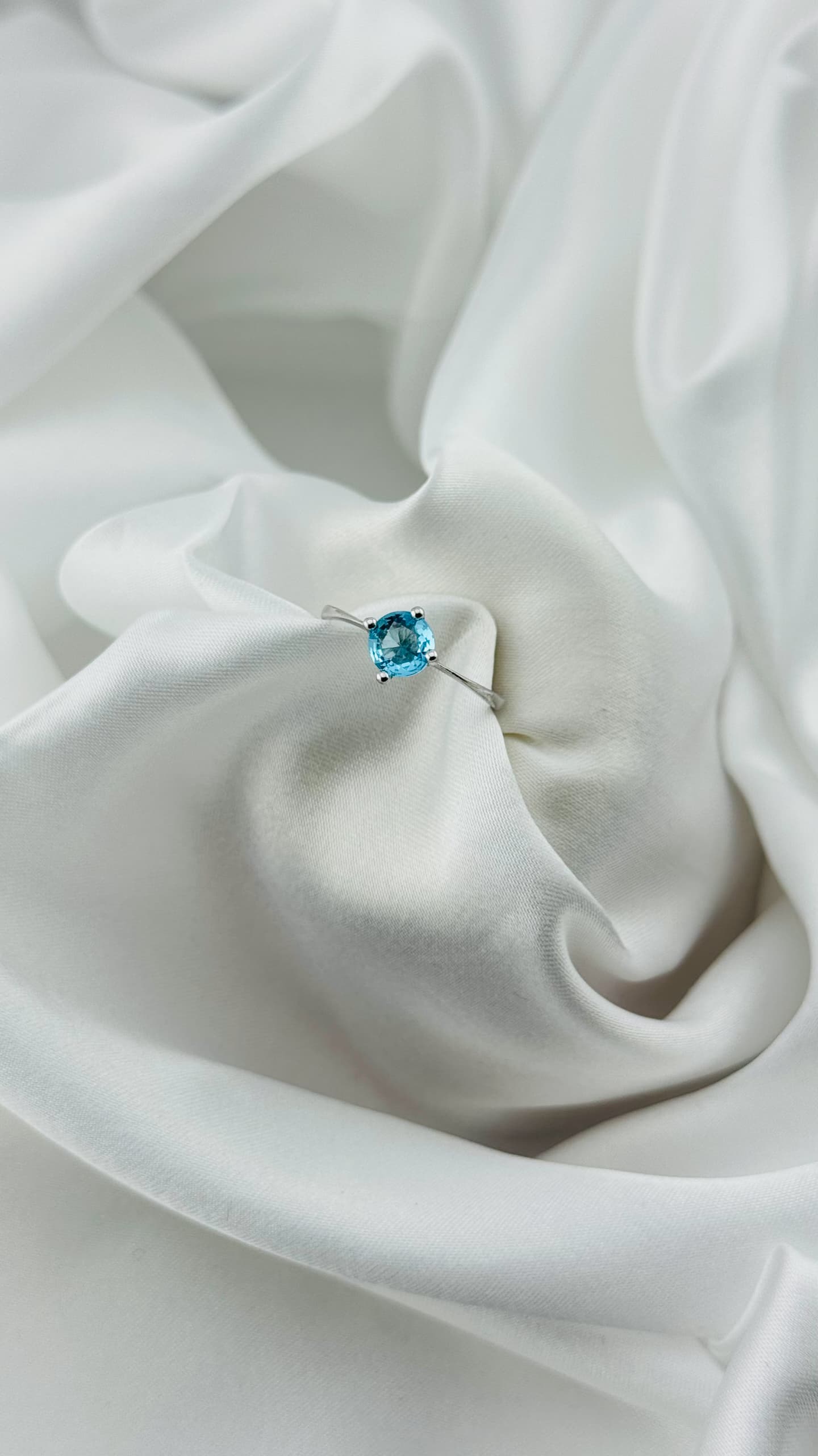 Anillo solitario con piedra azul celeste en plata italiana 925