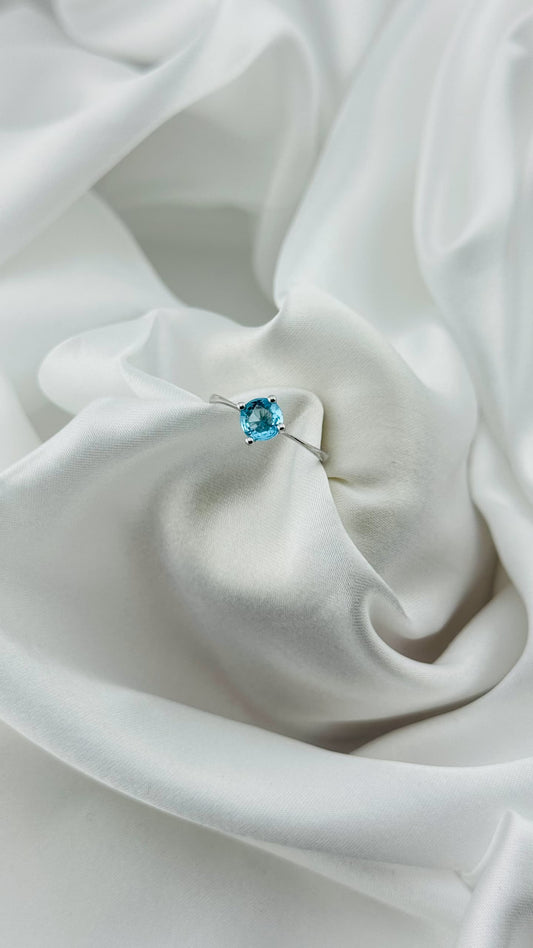 Anillo solitario con piedra azul celeste en plata italiana 925