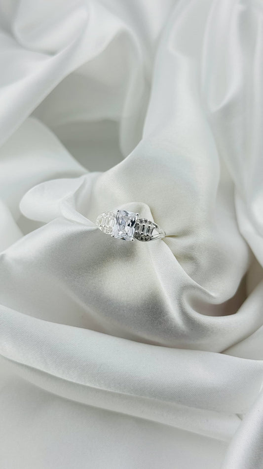 Anillo en plata italiana 925 con circonia blanca rectangular