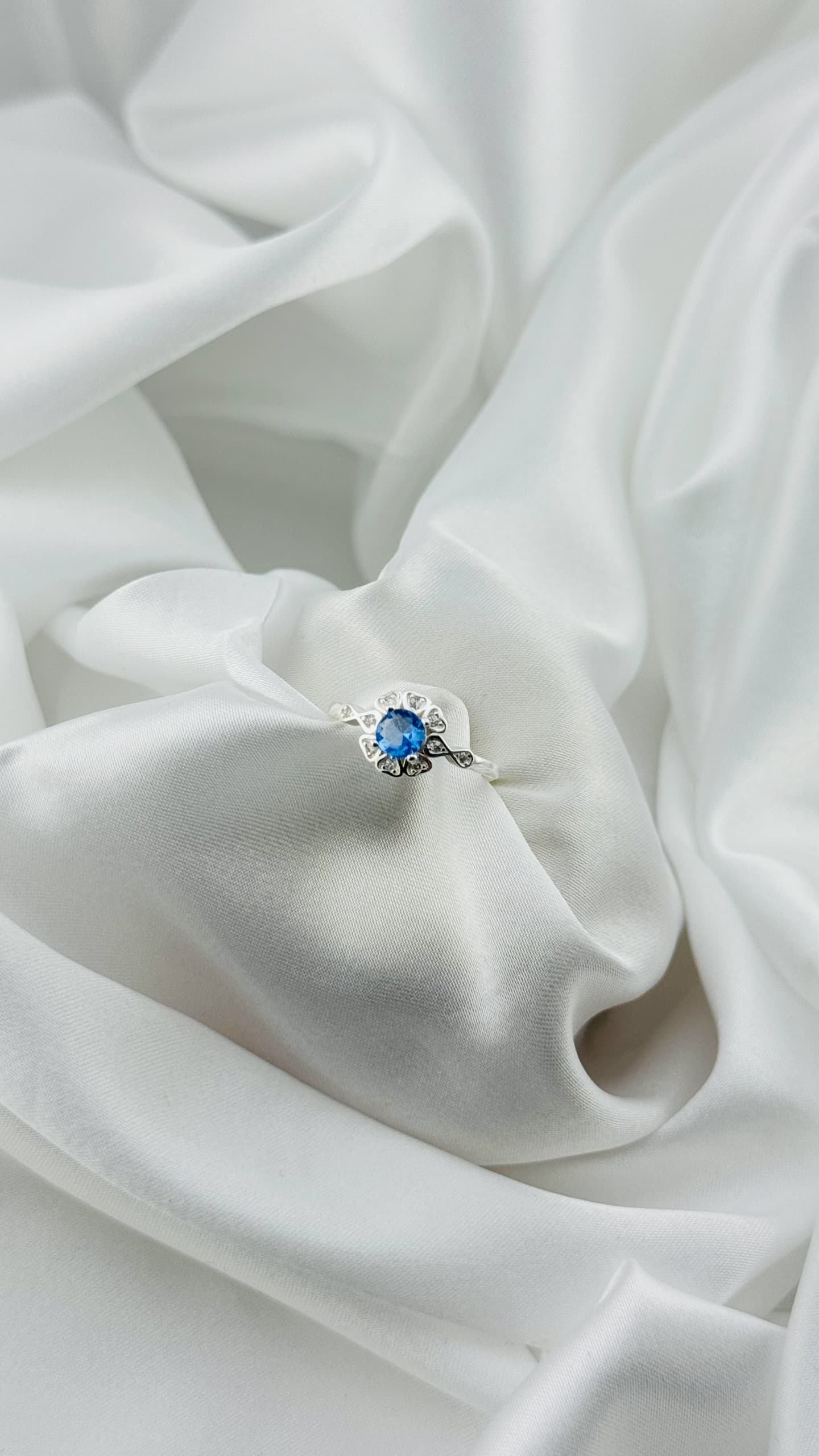 Anillo floral vintage con circonia azul celeste en plata italiana 925