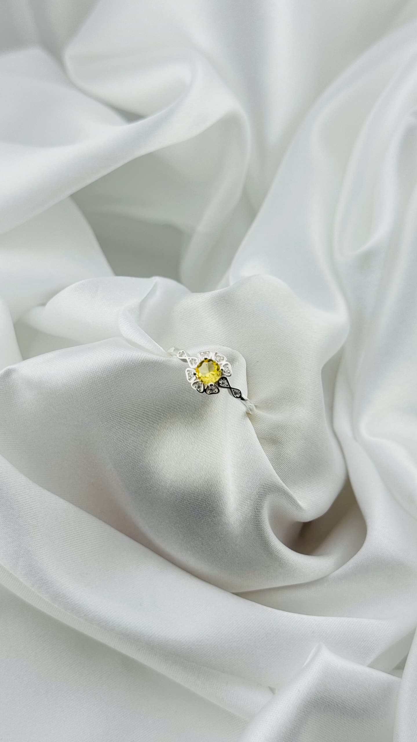 Anillo floral vintage con circonia amarilla en plata italiana 925