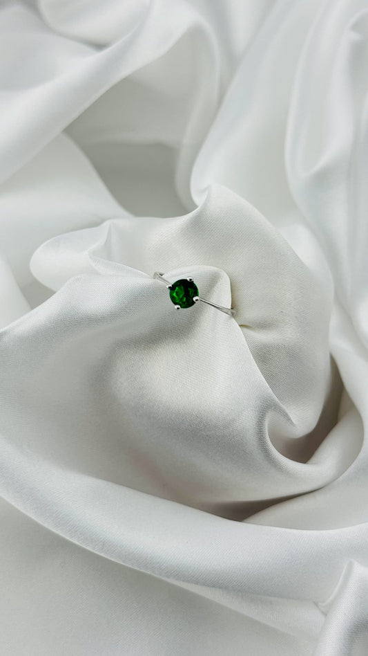 Anillo solitario con piedra verde en plata italiana 925