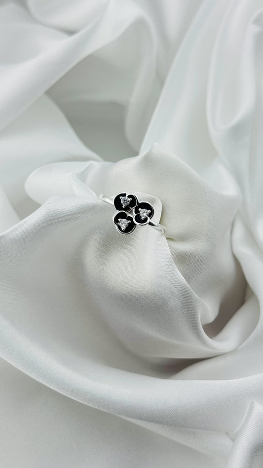 Anillo floral con esmalte negro y circonias en plata italiana 925