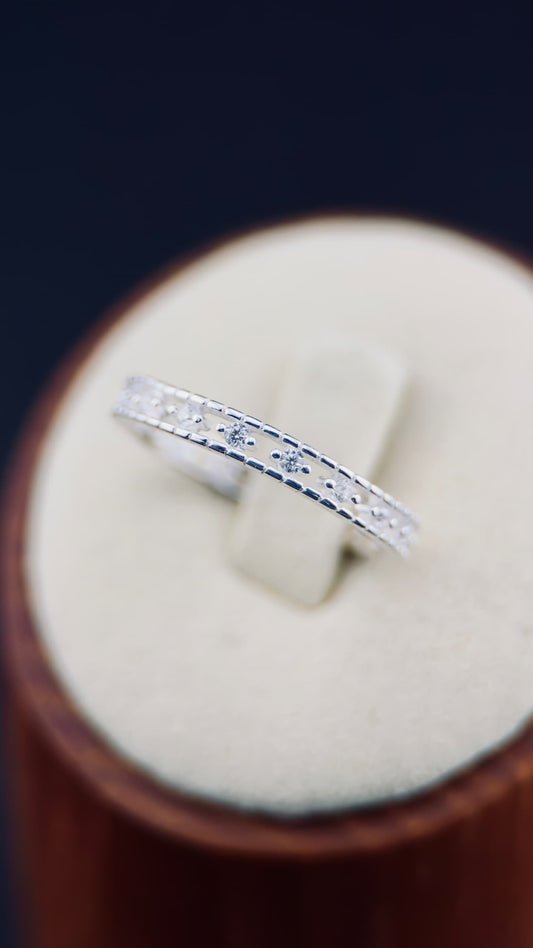 Anillo media alianza en plata italiana 925 con circonias blancas