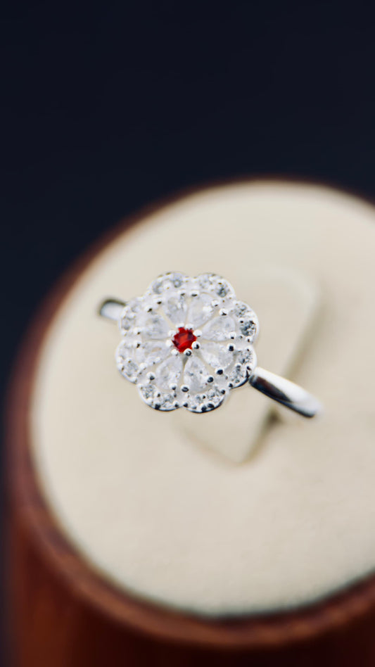 Anillo flor con centro rubí en plata italiana 925