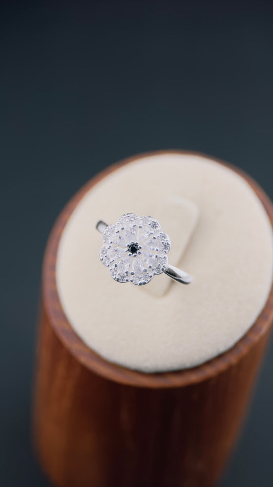 Anillo flor con centro zafiro en plata italiana 925