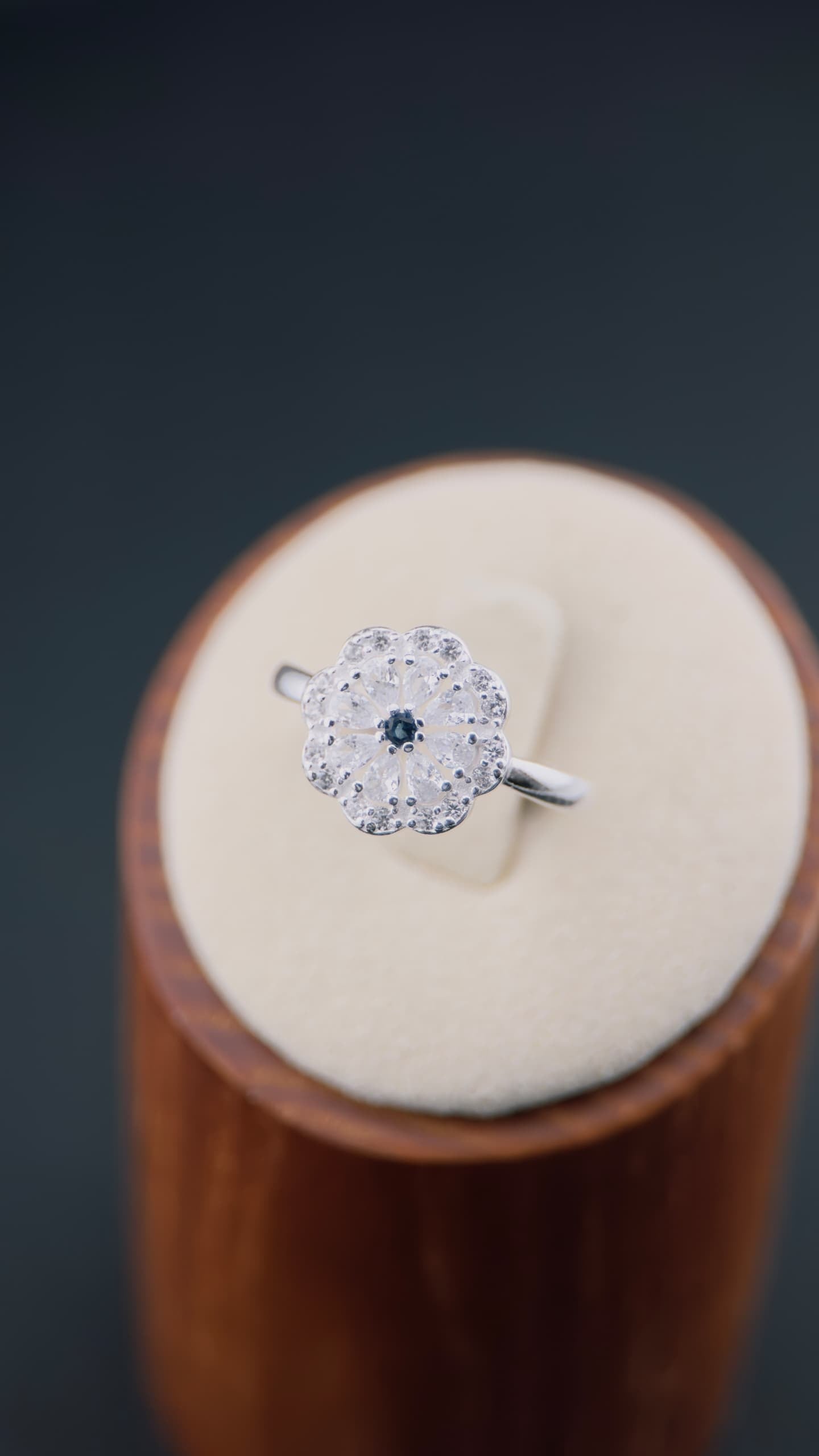Anillo flor con centro ónix en plata italiana 925