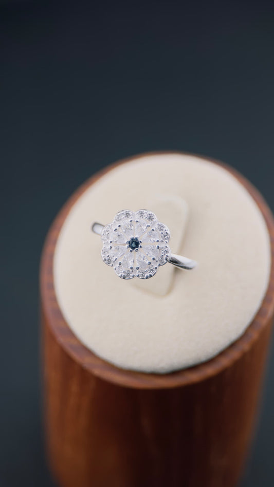 Anillo flor con centro ónix en plata italiana 925