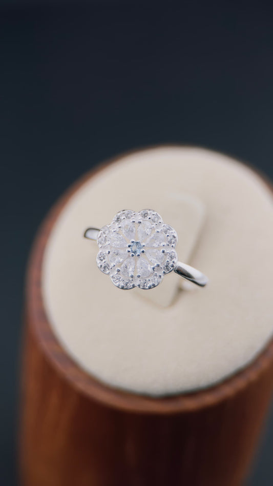 Anillo flor de circonias en plata italiana 925