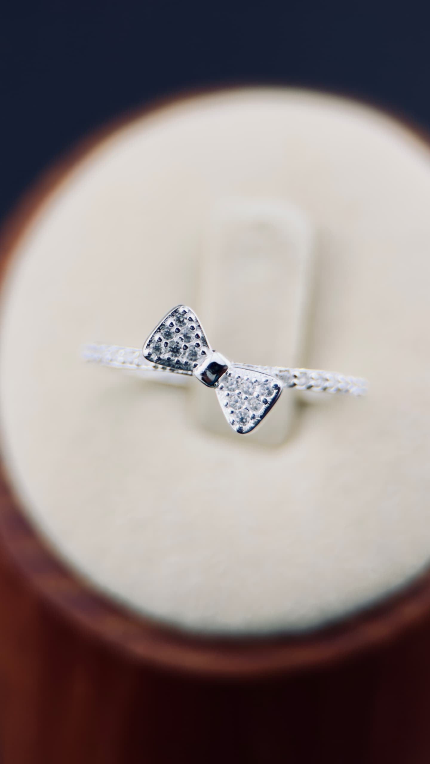 Anillo lazo con circonias en plata italiana 925