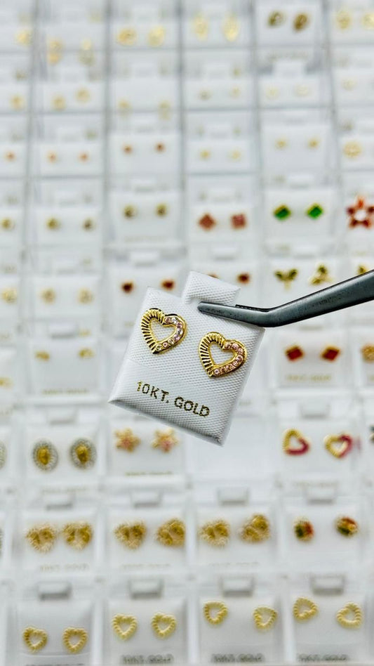 Aretes de corazón con detalle rosado en Oro 10K