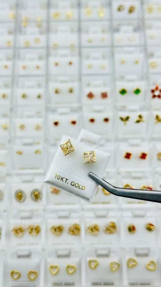 Aretes cuadrados con diseño brillante en Oro 10K