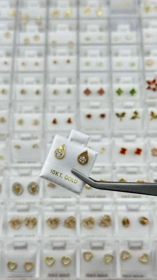 Aretes en forma de gota con brillo central en Oro 10K