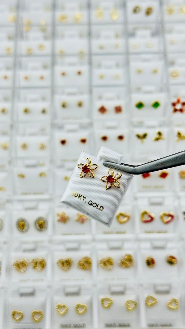 Aretes flor dorada con piedra roja en Oro 10K