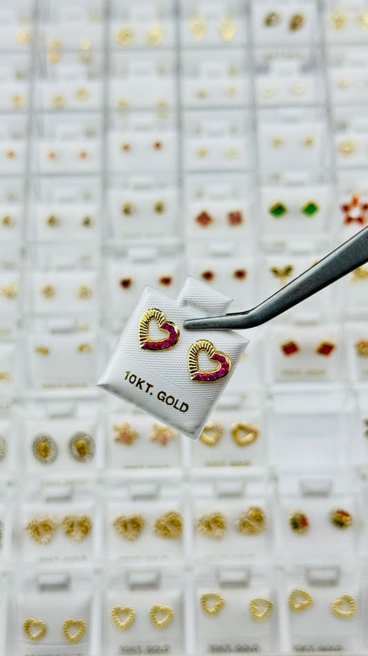 Aretes corazón con piedras fucsias en Oro 10K