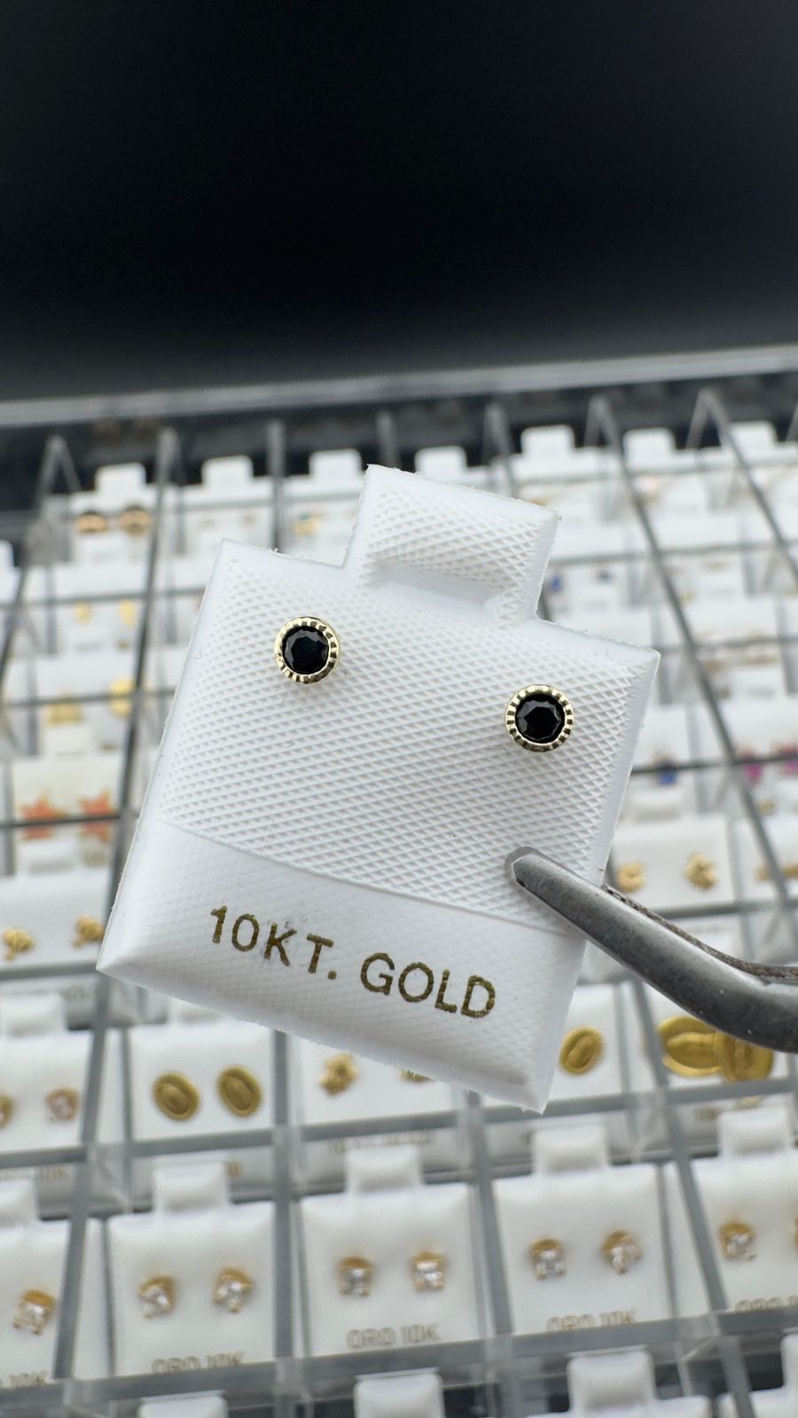 Aretes con piedra negra redonda en Oro 10K