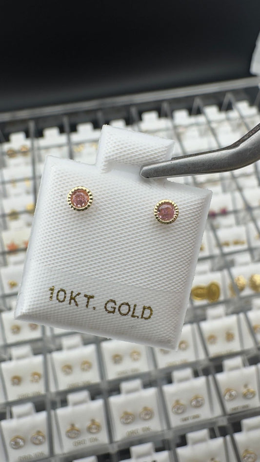 Aretes con piedra rosada redonda en Oro 10K