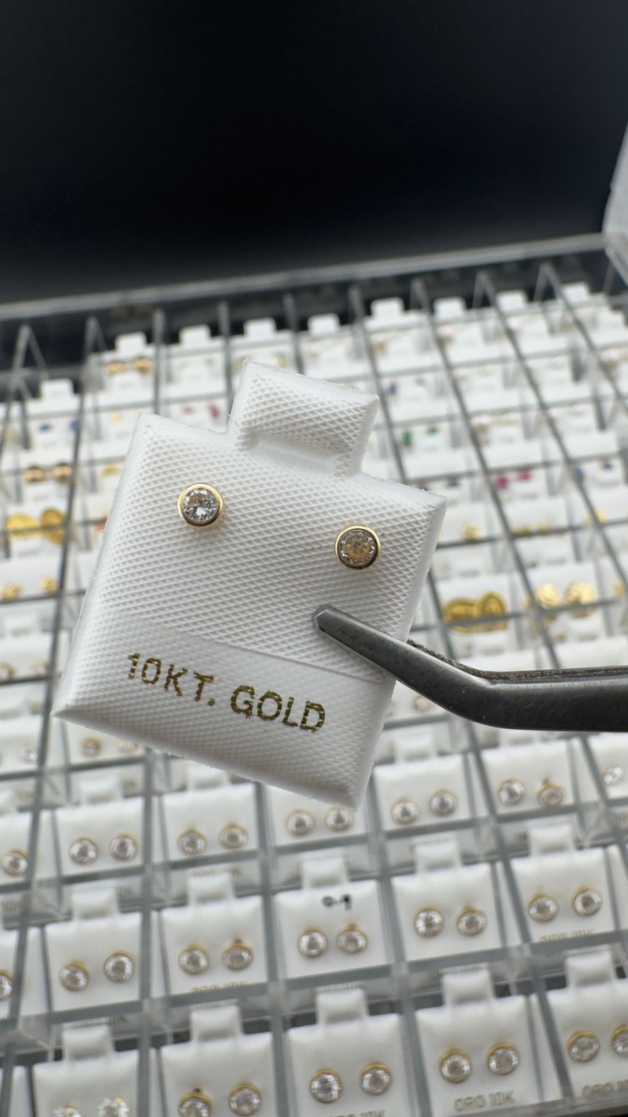 Aretes con circonia redonda en Oro 10K